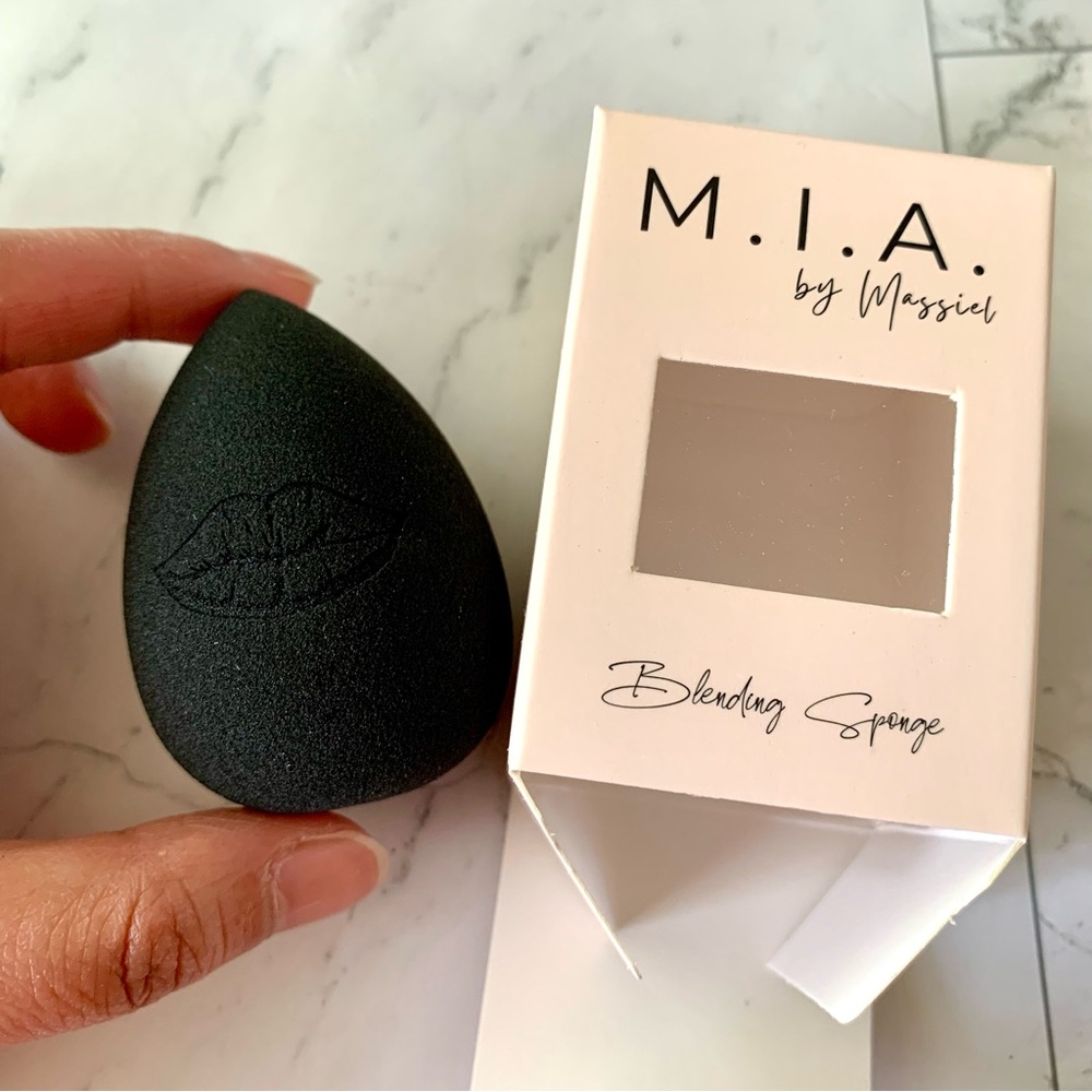 2/11$ 🍁 MIA Makeup Blending Sponge